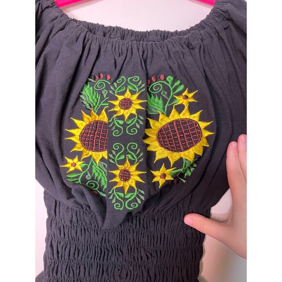 1970s Embroidered Sunflowers Hippie Boho Mexican Smocked Off Shoulder Shirt S - Picture 2 of 6